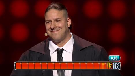 Dušan Macura kao tragač u kvizu Potera