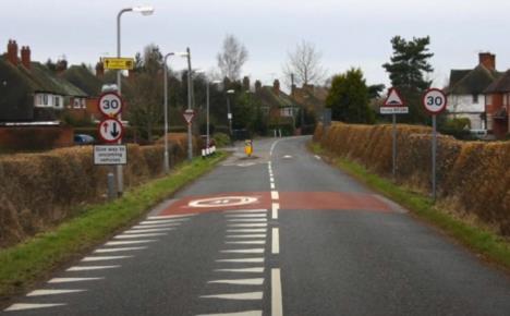 zmajevi zubi su optička iluzija za bezbednost u saobraćaju (2).jpg