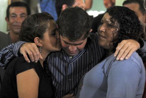 Hose Salvador Alvarenge u zagrljaju porodice