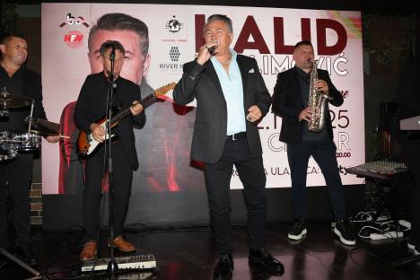 Halid Muslimović zapevao za medije