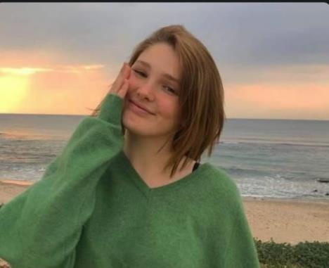 Lital Jal Melnik u zelenom džemperu na plaži