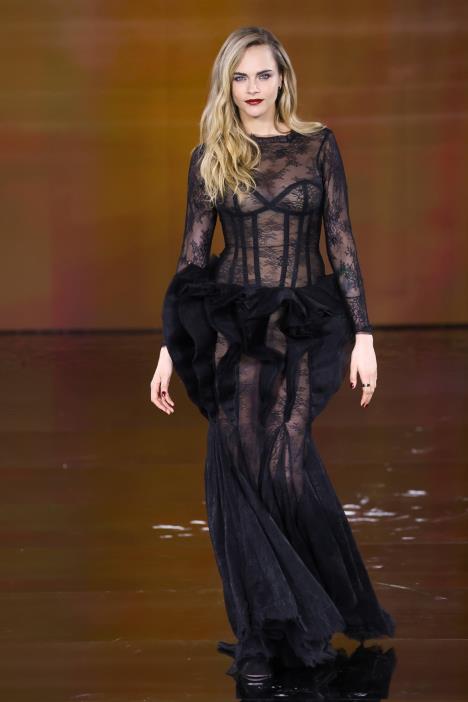 Kara Delevinj na Nedelji mode u Parizu