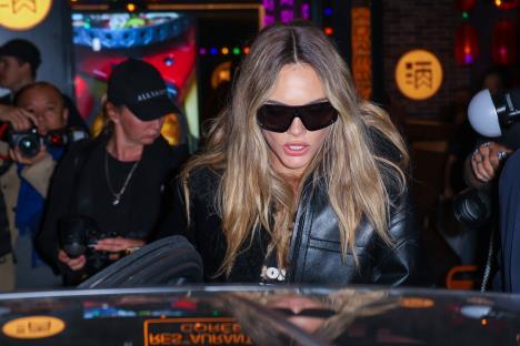 Kara Delevinj na Nedelji mode u Parizu nakon rehabilitacije