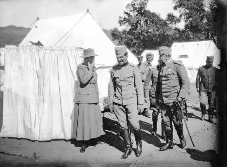 Australijanska -Novo Zelandjaninska dokorka Agnes Bennett sa Regentom Princ Alexandrom u poljskoj bolnici za Srpske ranjenike iz bitke na Kajmakcalanu