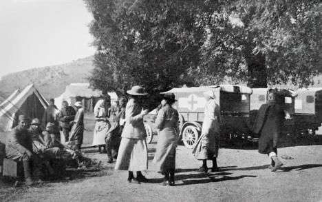 Australijanke sa Srpskim vojnicima