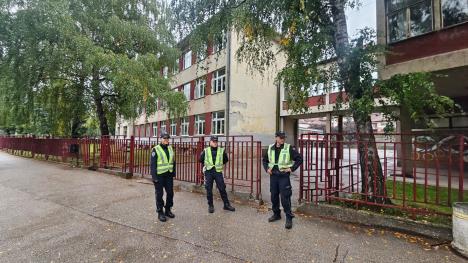 Policajci ispred škole