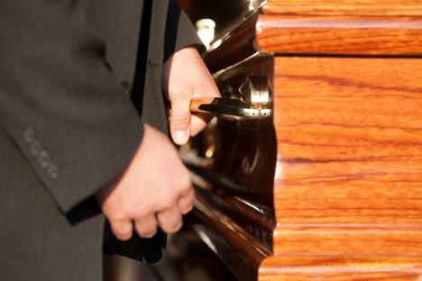 Pogrebnik drži sanduk za nosila