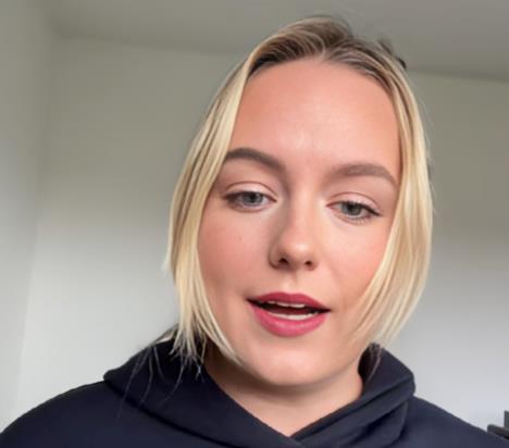 Žena plave kose u tegent duksu sa kapuljačom, krupan kadar lica.jpg