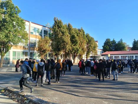 Đaci evakuisani foto s.u..jpg