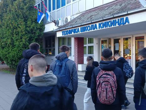 Đaci evakuisani i poslati kućama foto s.u..jpg