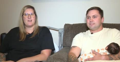 roditelji sa bebom rođenom u vatrogasnoj stanici