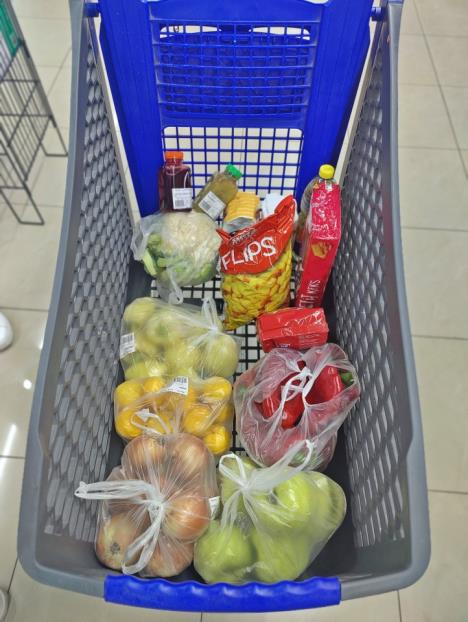 Korpa iznenađenja sa proizvodima upakovanim u kese