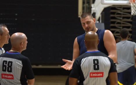 Jokić razgovara sa sudijama