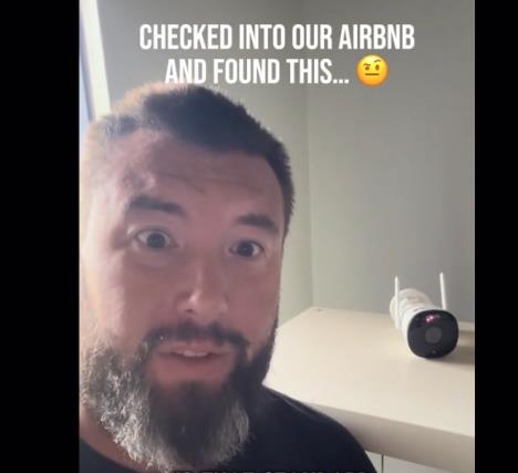 Čovek sa bradom iznenađen air bnb smeštajem.jpg