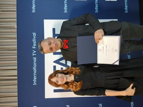 Urednici serije “Sablja” Tamara Baračkov i Marko Novaković sa nagradom na festivalu “Srce Evrope”