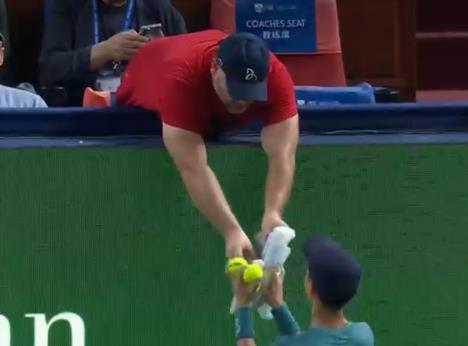 Đoković koristi rukavicu da se rashladi