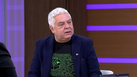 Sedi čovek sa plavim odelom