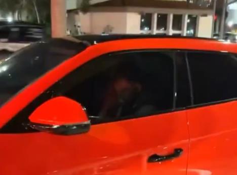 Dončić čeka red ispred restorana brze hrane