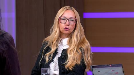 Žena sa plavom kosom i naočarima