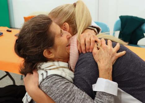 Palijativna nega, negovatelj i starija osoba u zagrljaju
