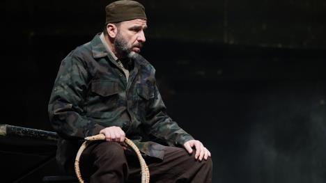 Nenad Jezdić u predstavi Putujuće pozorište Šopalović