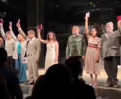 Nenad Jezdić odbio da podigne indeks tokom poklona publici nakon predstave Putujuće pozorište Šopalović