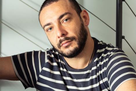 Muškarac u prugastoj majici