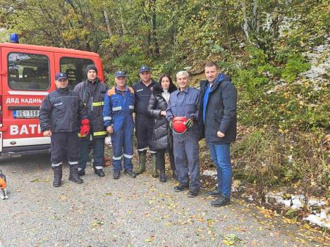 Gradonačelnica sa članovima DVD Kadinjača.jpg