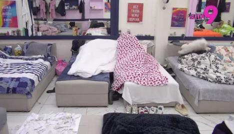 Asmin Durdžić i Mina Vrbaški ispod jorgana