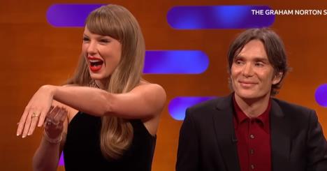 Tejlor Svift pokazuje verenički prsten u emisiji