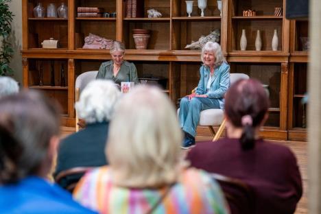 Džili Kuper na festivalu The Queen's Reading Room