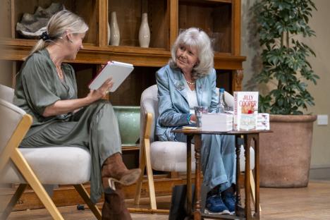 Džili Kuper na festivalu The Queen's Reading Room