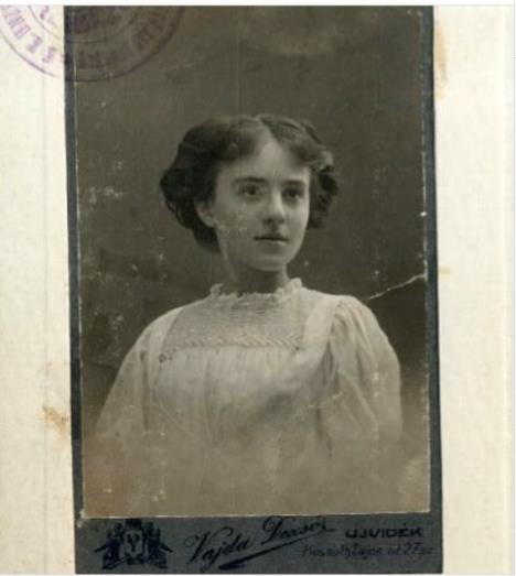 Anica Savić Rebac, crno bela fotografija.jpg