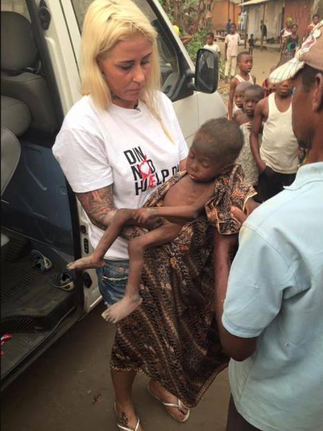 Anja sa dečkom iz Nigerije u naručju.jpg