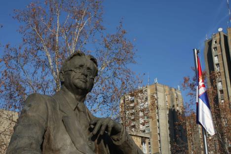 Statua u čast Uzeiru Hadžibejliju.jpg