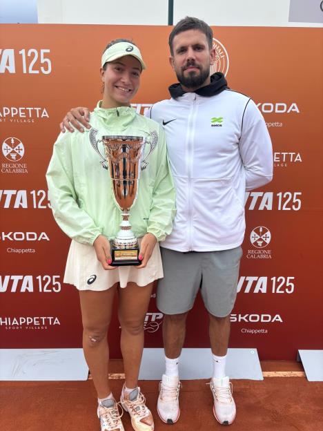 Lola Radivojevic sa peharom u Rendeu.jpg