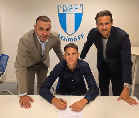 Jovan Milosavljević prilikom potpisa ugovora sa Malmeom