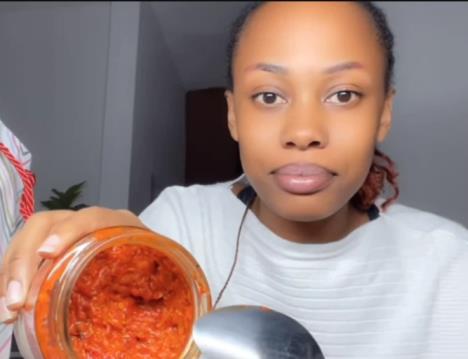 Džulijan Abasa jede ajvar kašikom iz tegle.jpg