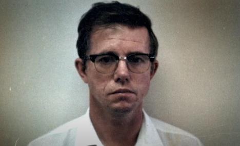 Robert Hansen u beloj košulji, krupan kadar.jpg