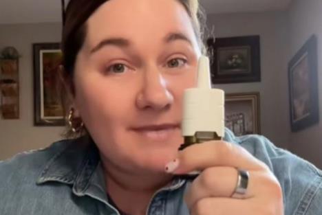 Tiktokerka Amber Gutilja drži sprej za nos.jpg