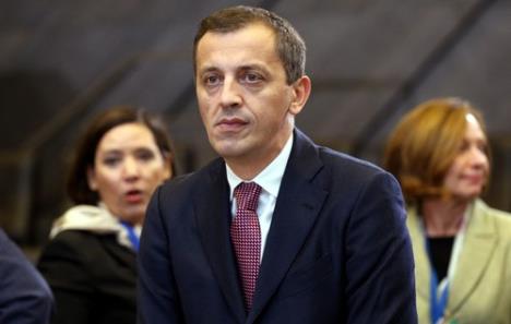 Predrag Bošković, bivši ministar odbrane Crne Gore u krupnom kadru i sa dve žene u pozadini