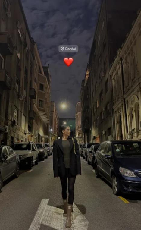 Jelisaveta Orašanin u elegantnoj jesenjoj kombinaciji sa Šanel čizmama