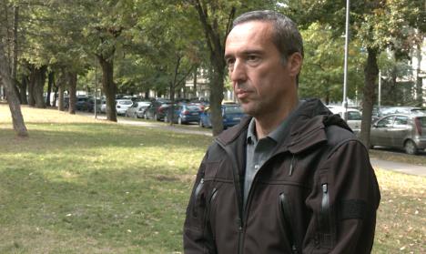 Novinar daje intervju ušuškan među lepote gradskog parka