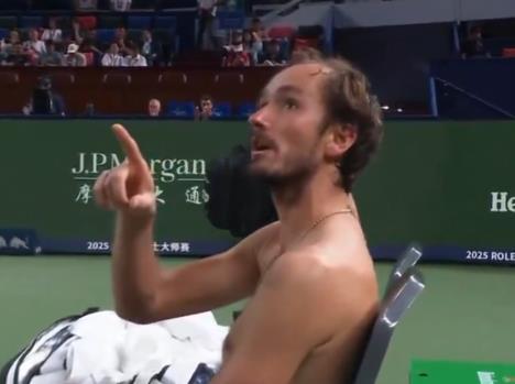 Medvedev u raspravi sa sudijom