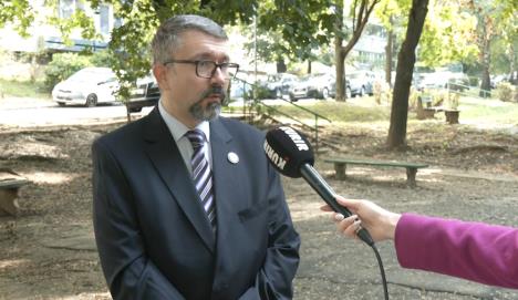 Kriminolog u parku raspravlja o temama iz crne hronike