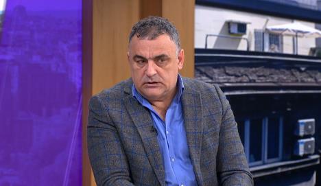 Gospodin u studiju televizije diskutuje o temama crne hronike