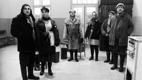 Slika iz filma SATANTANGO po romanu Lasla Krasnahorkaja