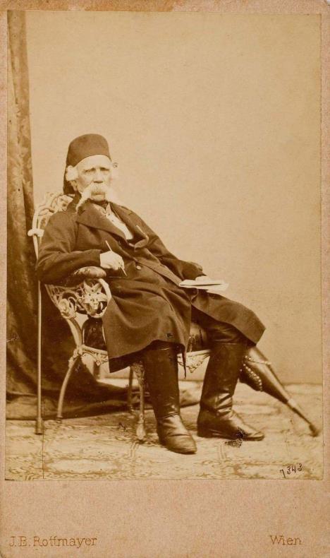 Vuk Stefanovic Karadzic sedi u stolici, stara fotografija