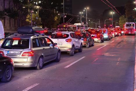 Vozila u koloni na ulici