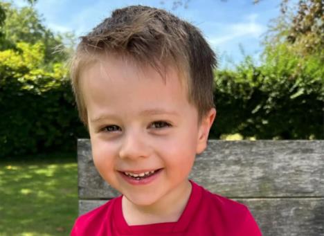 Bilii Tompson u crvenoj majici.jpg